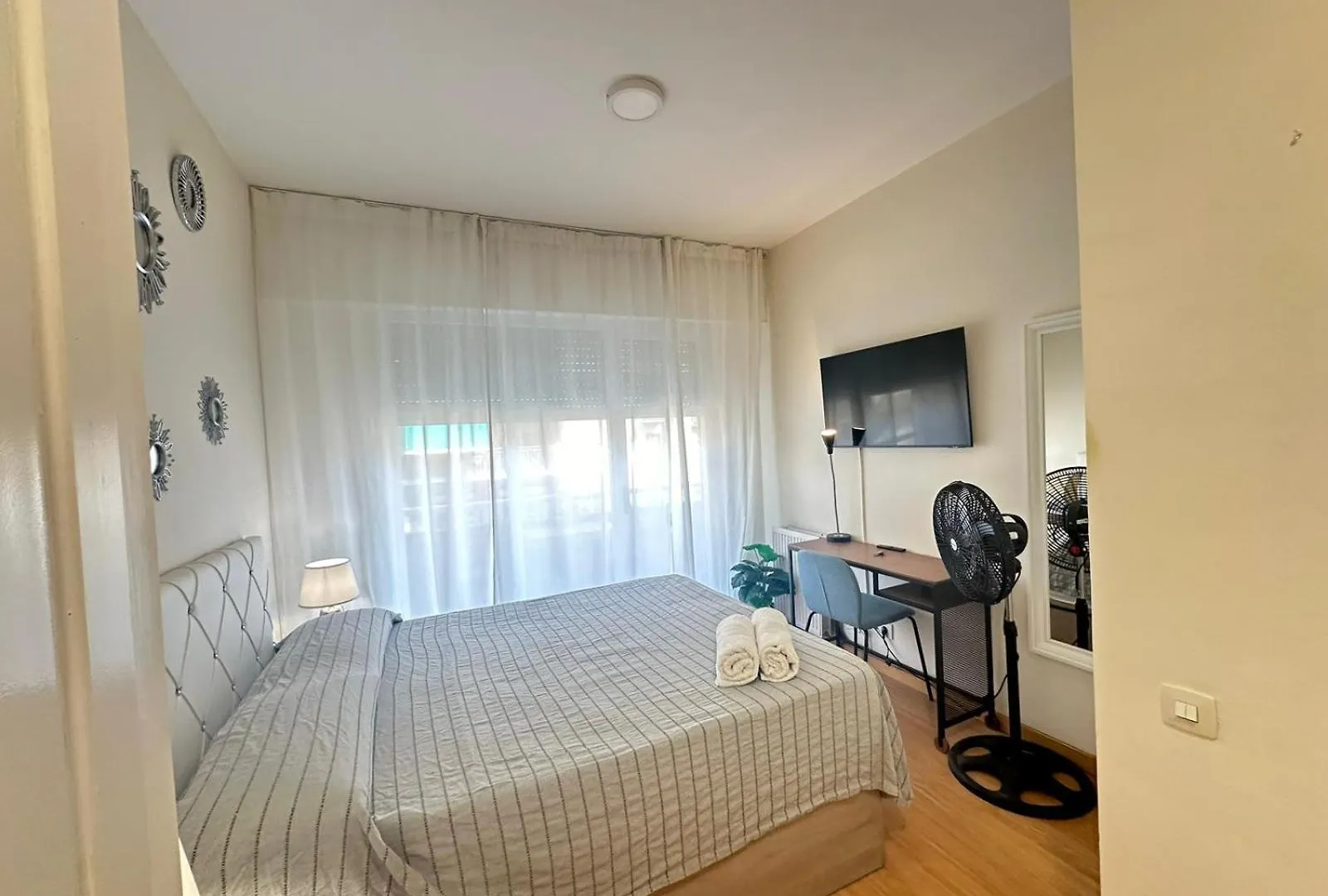 Bed & Breakfast Rooms Paris Barcelona Spain